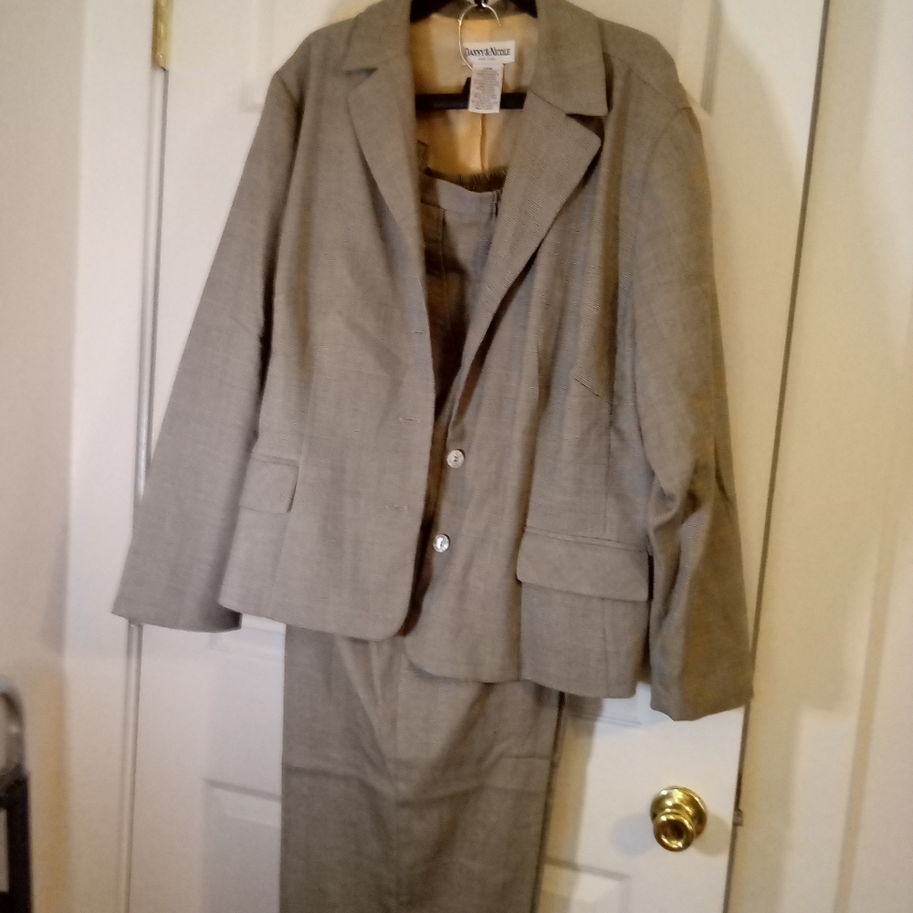 Danny Nicole Pant Suit;taupe plaid in size 24w.
